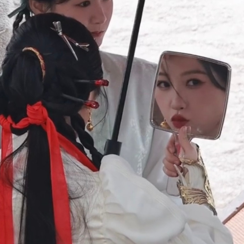 有猪猪出没……哈哈哈哈哈哈哈哈哈哈哈虞书欣照镜子，照着照着开始偷看粉丝虞书欣照镜