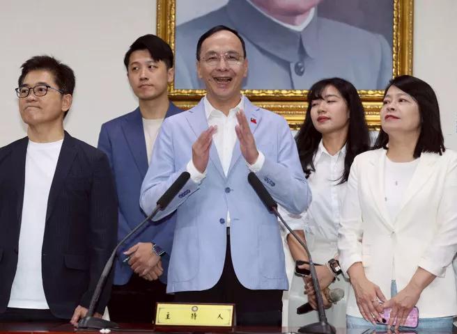 国民党今天举行党主席改选投票，国民党主席朱立伦出面恭喜国民党主席候选人郑丽文，并