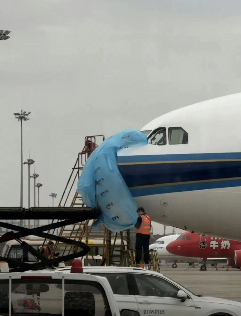 #南航飞深圳航班遭鸟击返航#【南航从上海飞深圳航班起飞后遭遇鸟击！已调派另一架飞