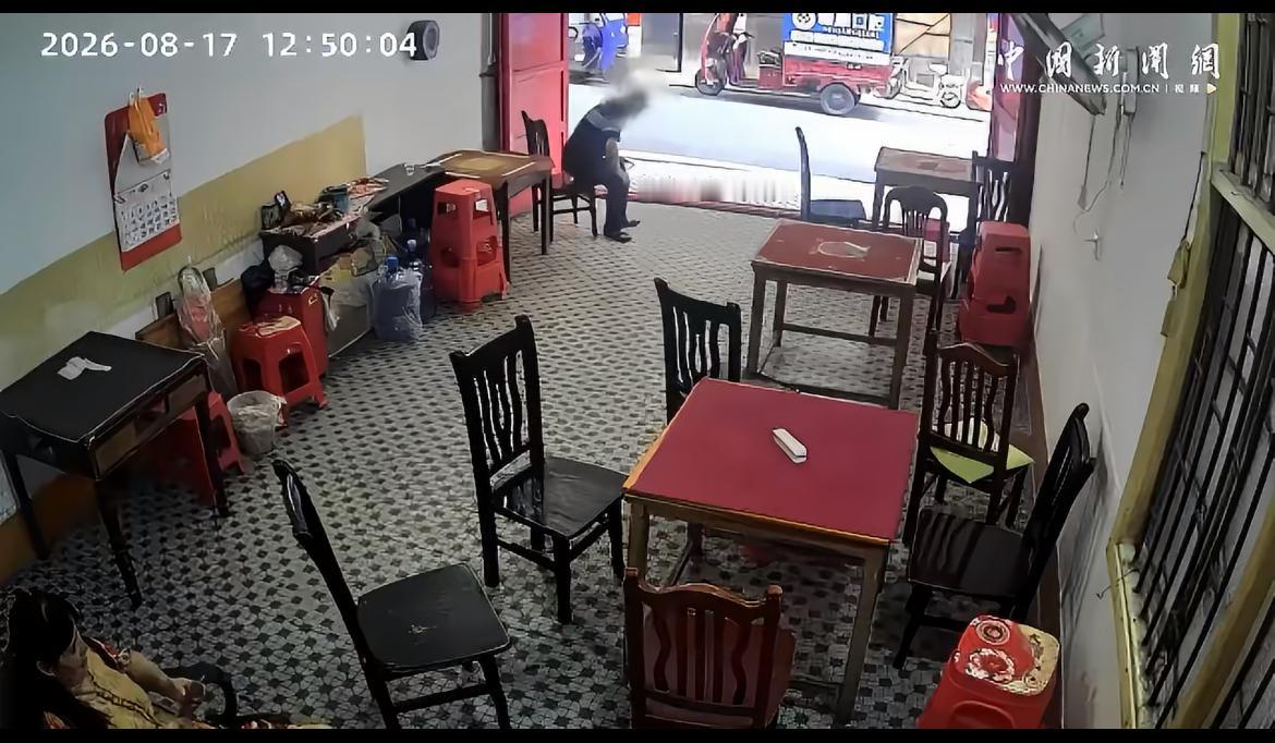 湖南“店家扶老人被索赔10万”这则消息，引发了广泛关注。8月23日，一位老人