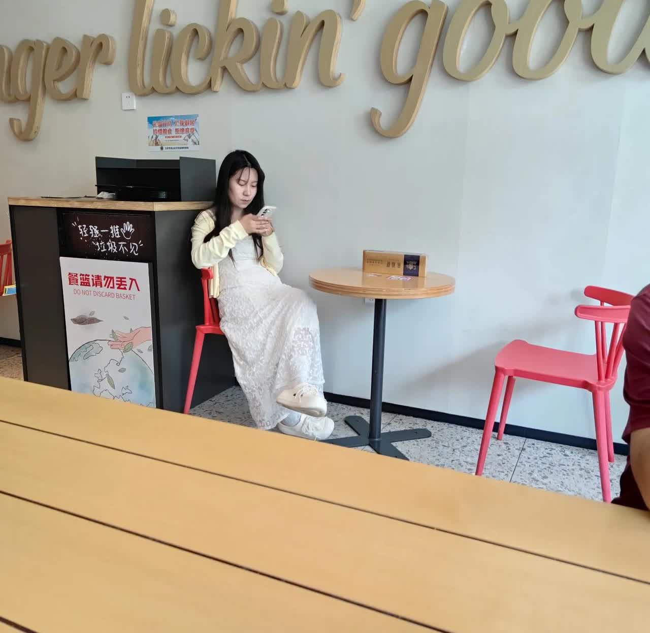 如此绝色女子居然抽烟，而且一次买两条！