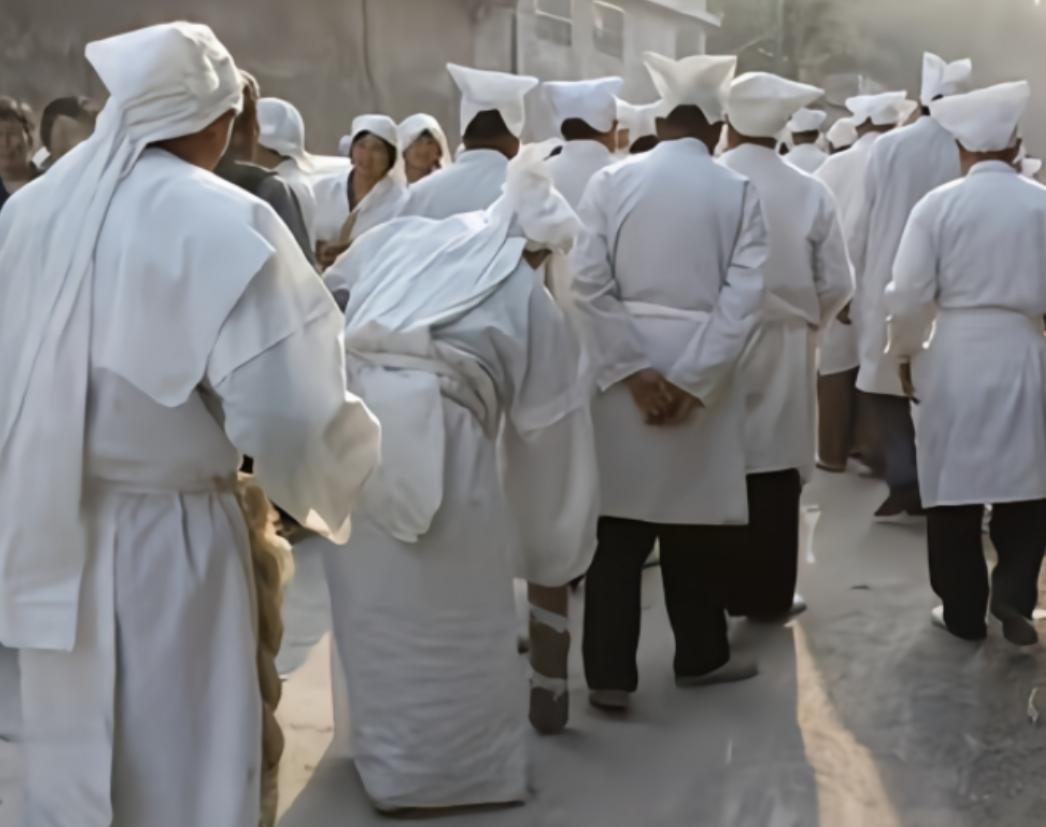 二十年后中国丧葬将会转变。很多独生子女对待死去的父母，基本上会转变为直接打电话，