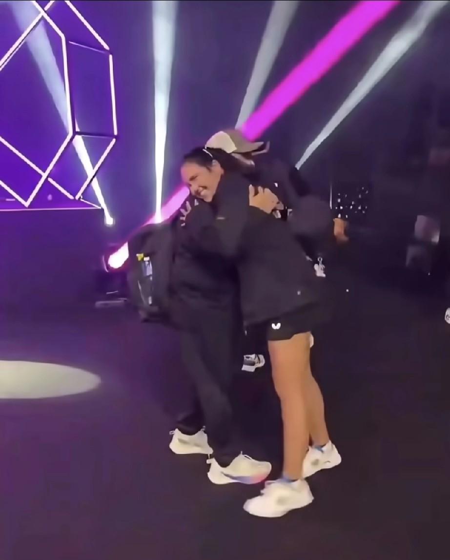 战胜朱雨玲后，莎莎的好姐妹迪亚兹迅速拥抱了她的父亲，可见她内心有多欣喜，确