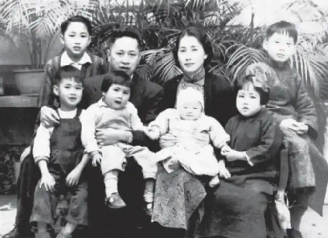 1922年，叶挺第一次见面就看上了李秀文，之后，他上门提亲，李秀文的父亲提出条件