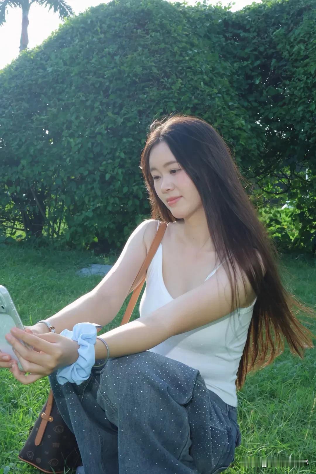 阳光正好，草地撒欢！自拍时刻，笑容满分！记录美好，定格青春瞬间。