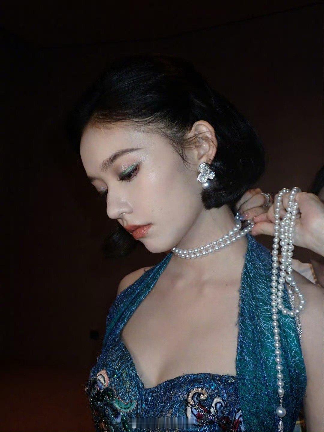 林允就喜欢假假的自己“这个美颜好好看哦我的天呐”——林允对着镜头的感叹太真