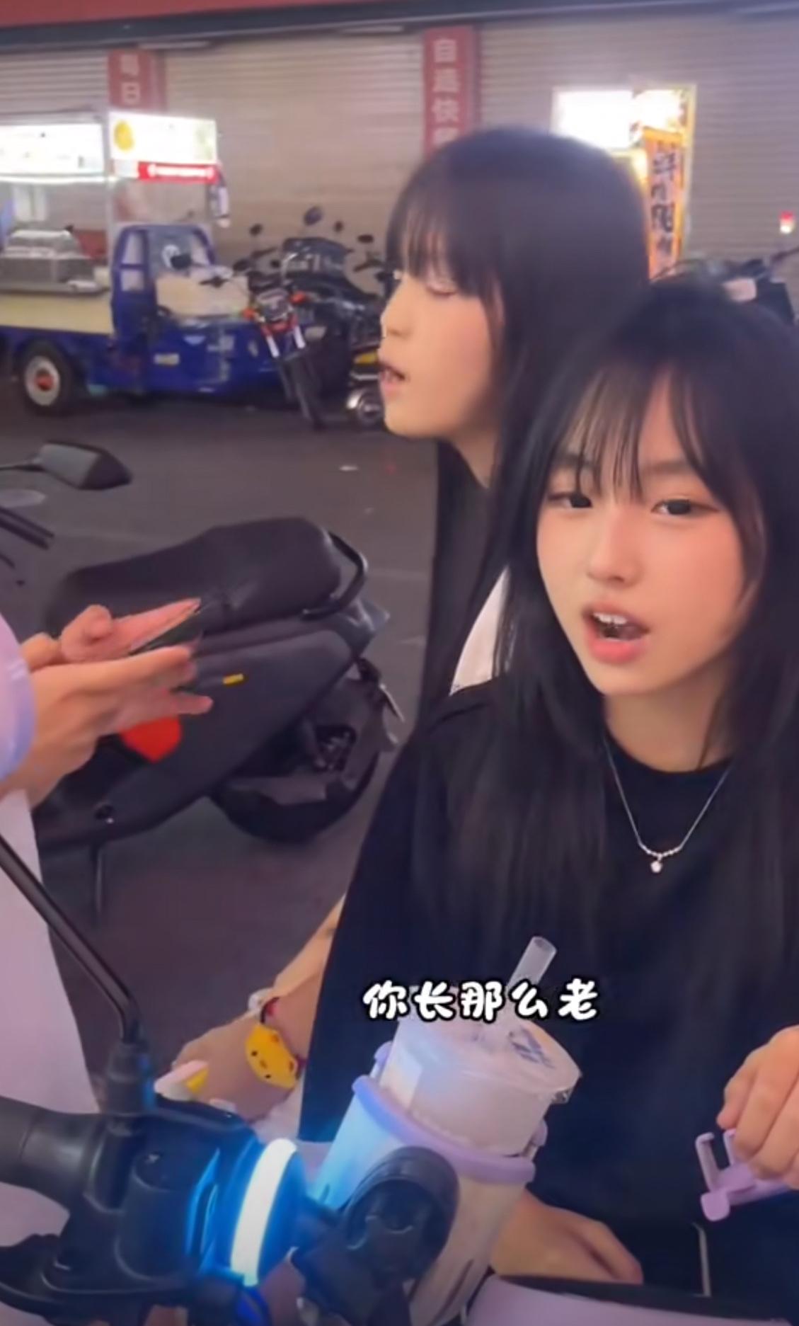 教你一招拿捏夜市精神小妹，只教一遍。刚凑上去搭话，人家小嘴毒得很，张口就嫌你