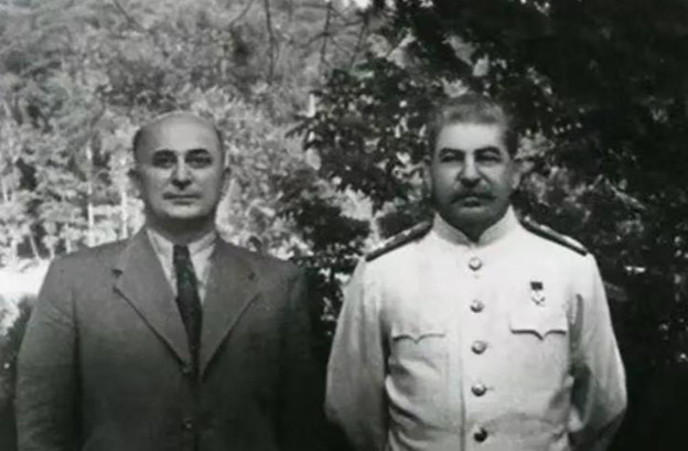1943年，赫鲁晓夫儿子被判枪决，他为救儿子竟两次向斯大林下跪，尊严尽失，但最终