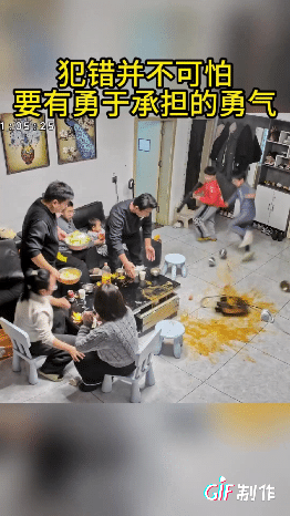 一家人围在桌子吃火锅，两个男孩就在客厅追逐玩耍幸福而温馨，突然两个男孩追逐时不慎