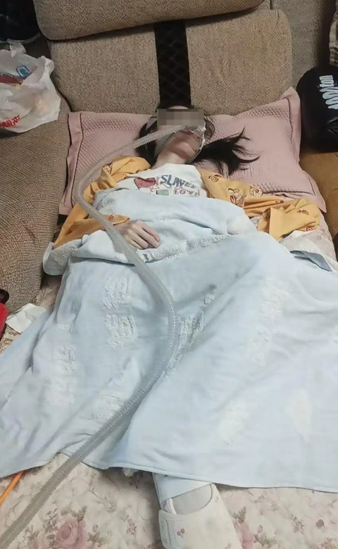 【#罕见病女孩发病昏迷呼吸机客服指导脱险#】“孩子怎么叫都叫不醒……”近日，江
