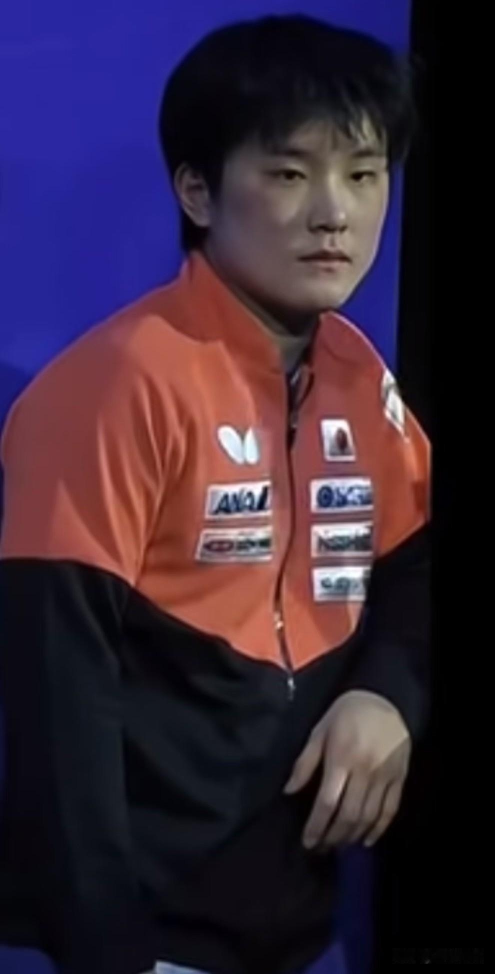 本啊！你怎么看上去不开心的样子！是天生不爱笑吗？只是一场比赛而已，日子还长着呢