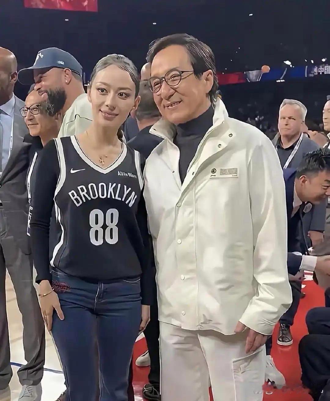 看到这颜值我算是懂了，难怪成龙大哥笑得合不拢嘴！这简直是“颜值暴击”，这张脸放在