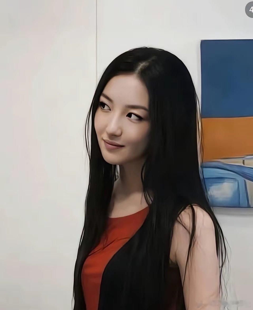 朋友偶遇李嫣后直呼“被骗”：镜头骗人！这姑娘真人美得让人挪不开眼刚听我一朋友唠嗑