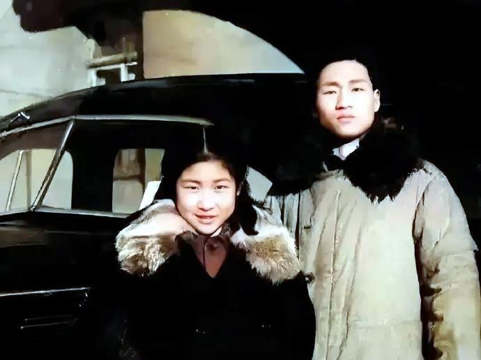 一九四八年，毛岸英亲自前往火车站接妹妹李敏。兄妹俩都曾在苏联住过很多年。毛岸英是