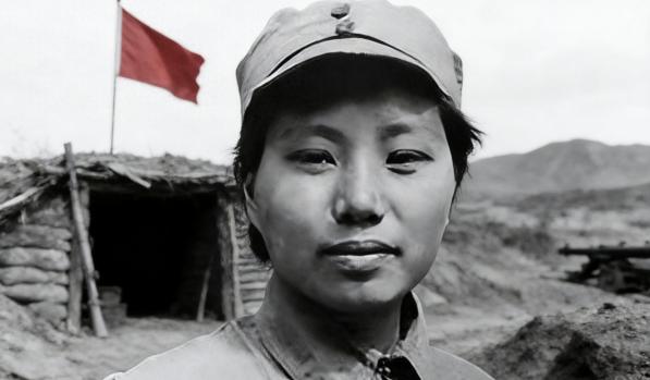 1937年，15岁漂亮女红军被敌人抓住，捆在行刑台。她挺胸抬头，闭上双眼，谁料，