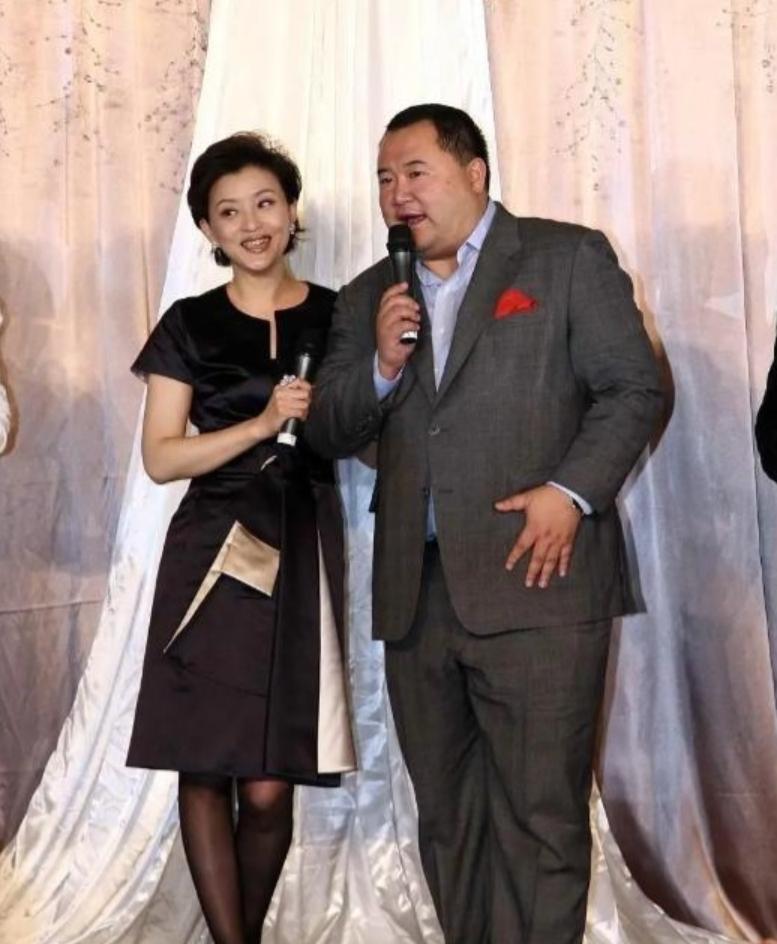 1994年，26岁的杨澜突然和银行丈夫离婚，转身嫁给200斤的百亿富豪吴征，记者