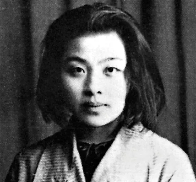 1922年，一直喜欢瞿秋白的丁玲，却眼看着瞿秋白娶了自己的闺蜜王剑虹。可结婚7个