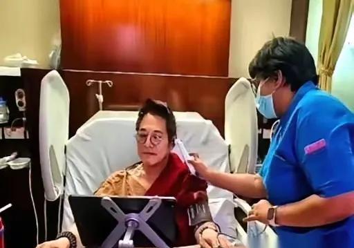 他但凡当年闭了嘴，都不至于被骂几十年。说真的，这事儿压根就不是离婚的错。爱上