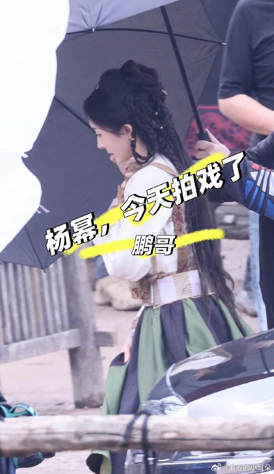 杨幂《江山大同》第一个造型路透来了！服装看起来是走复原风，发型是古偶风。