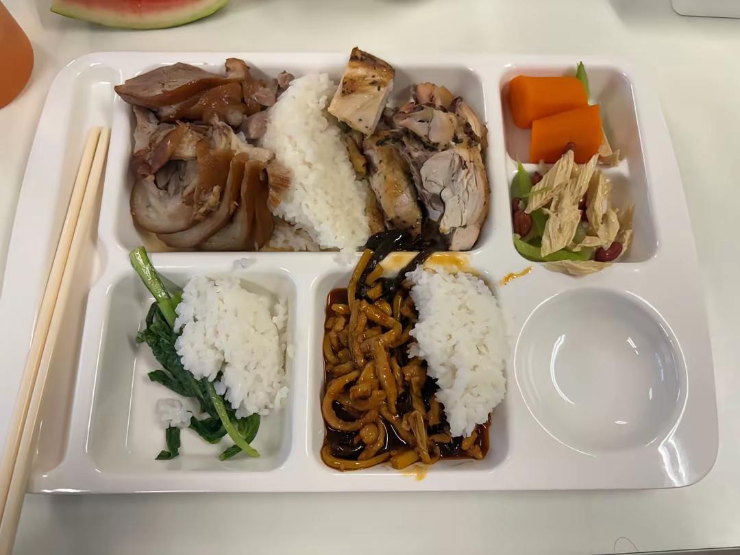 肘子肉，鸡肉，这一份饭如在饭店，至少20元。看这个应该是某单位或者国企的食堂
