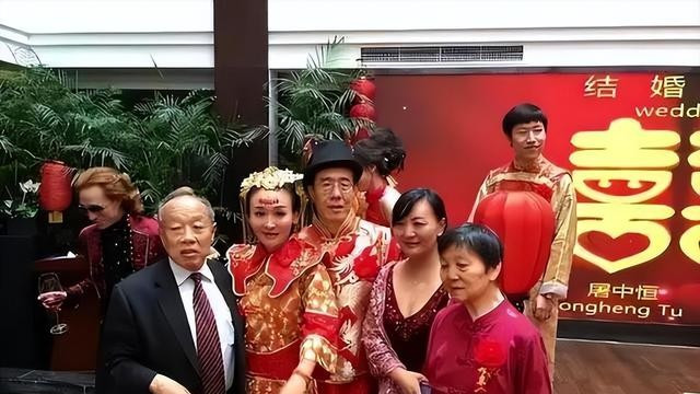 辞职央视, 嫁大20岁美国富豪, 婚后挨毒打吃剩饭, 她最终离婚了吗