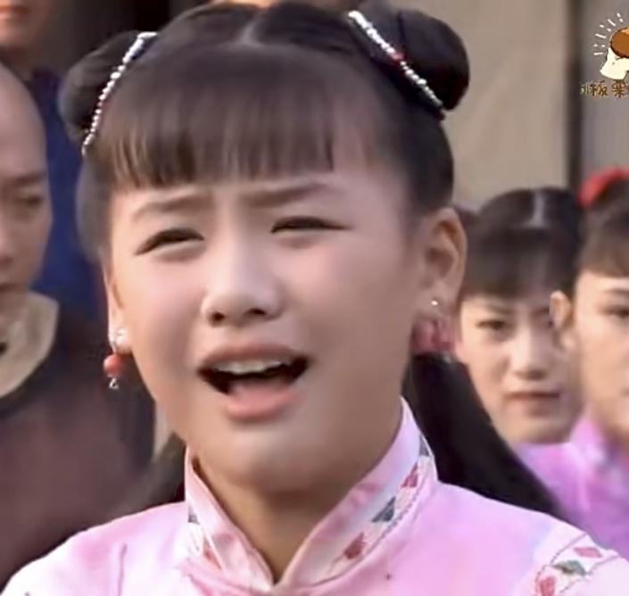 马思纯小时候又胖又丑，但凭着小姨蒋雯丽的关系，12岁就参演了电视剧《大宅门》。如