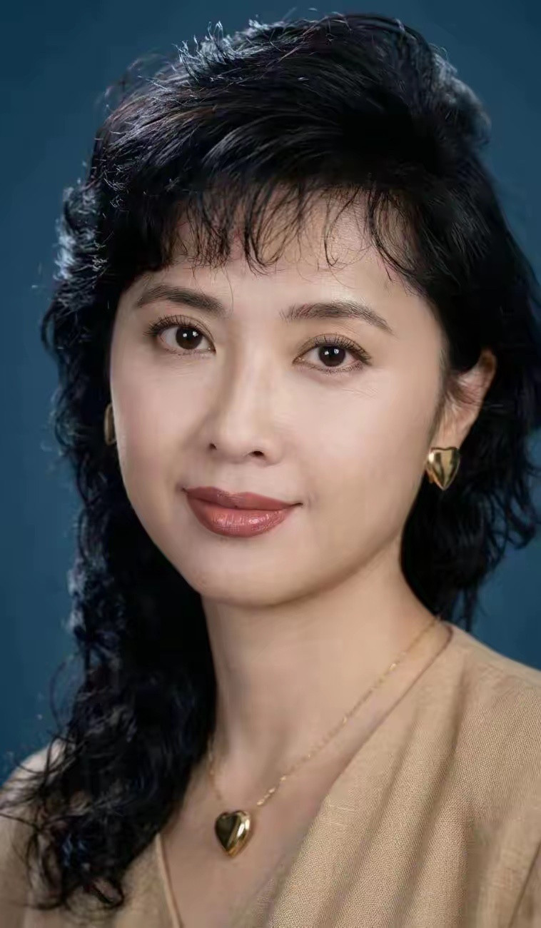 你说朱琳的长相和林青霞去比美的话谁更漂亮呢？都说林青霞的美是千年一遇，朱琳这样的