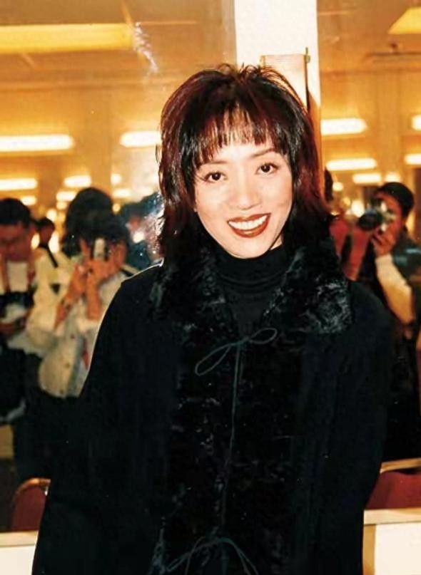 梅艳芳的骨灰瓮被人从大屿山骨灰龛位里撬走，她大哥梅启明是在记者打电话问他知不知道这件事的时候，才知道