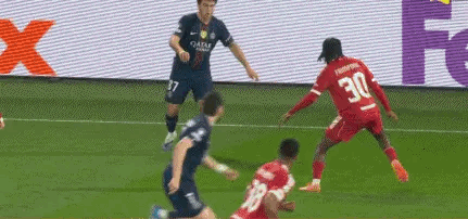 连续两场，利物浦被曼城和巴黎吊起来打。看起来，斯洛特已经没任何办法了。没有夸张，