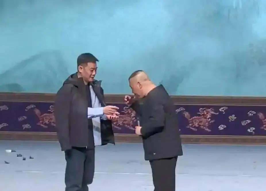 28场巡演，票价80块起新人想出头，先得被观众骂够。德云社的联合队像一口大