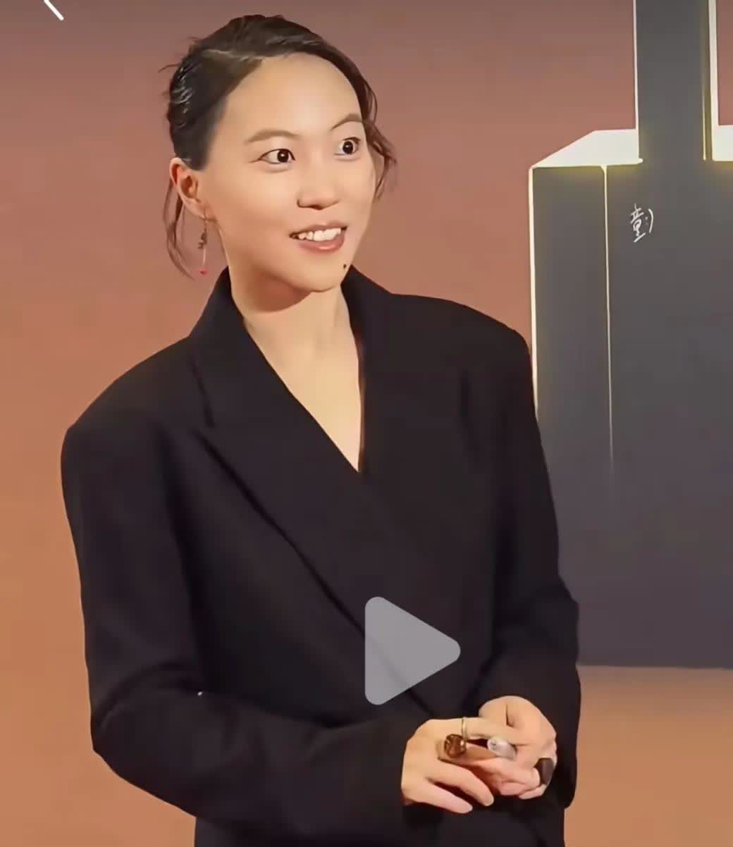 窦靖童惊变小王菲！27岁的她，放下假小子包袱，一身西装出席活动，恍惚，这不是年轻