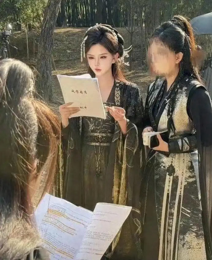 韩安冉跑去拍短剧，剧照一出网友看愣，这颜值咋比直播时还抗打​​​