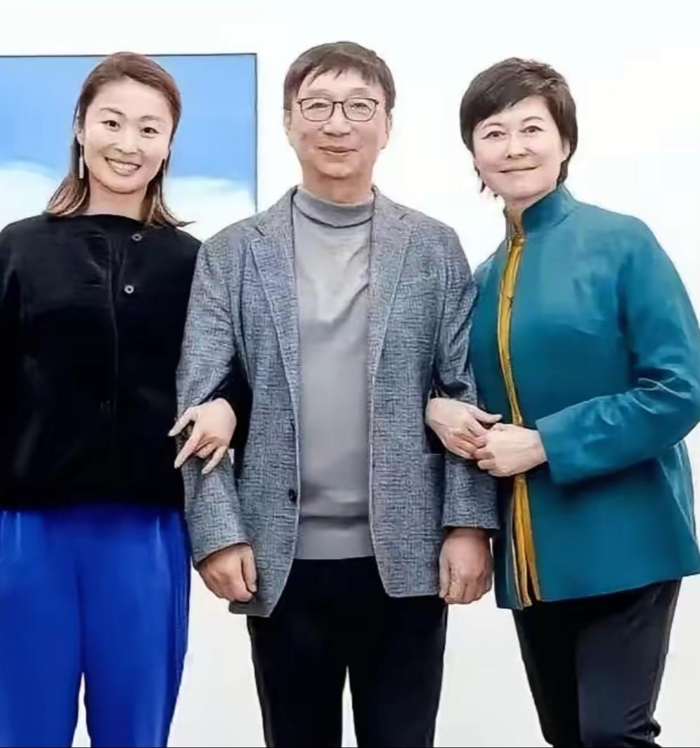敬一丹全家福丈夫比她大两岁，两人一起退休，很多人只知道敬一丹是央视老牌名嘴，端