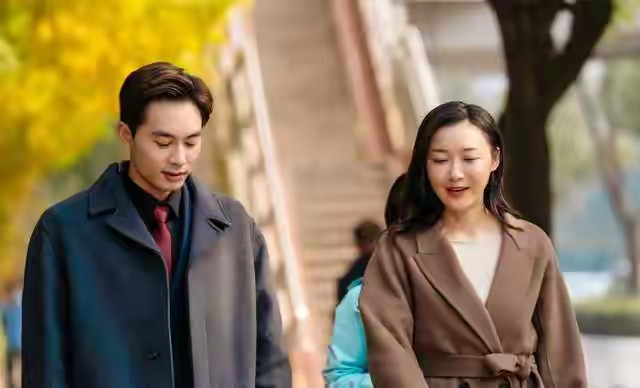 两性问题：暗恋你的中年女人，即使不主动表白，但会给你4个暗示两性...