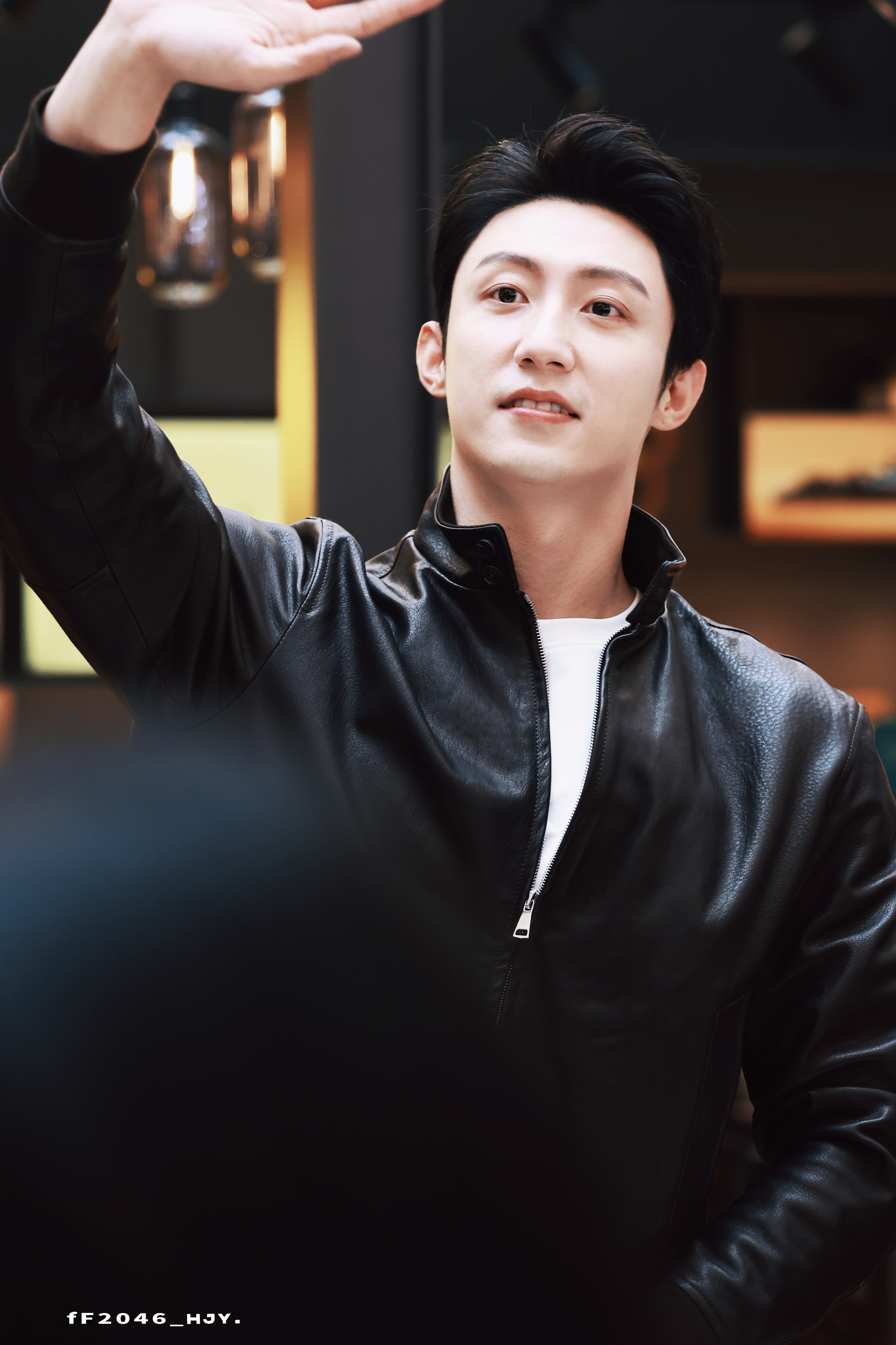 努力挥挥手的哥哥乖~