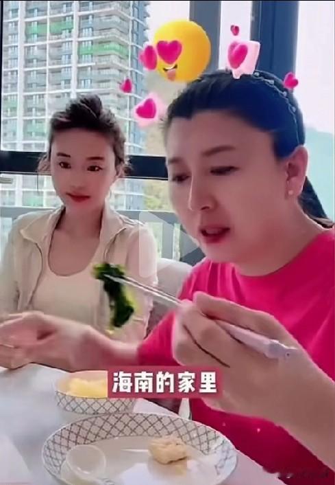 看看闫学晶所说平常人的一顿饭，绝对颠覆想象。闫学晶晒出了在海南三亚家里吃饭的场