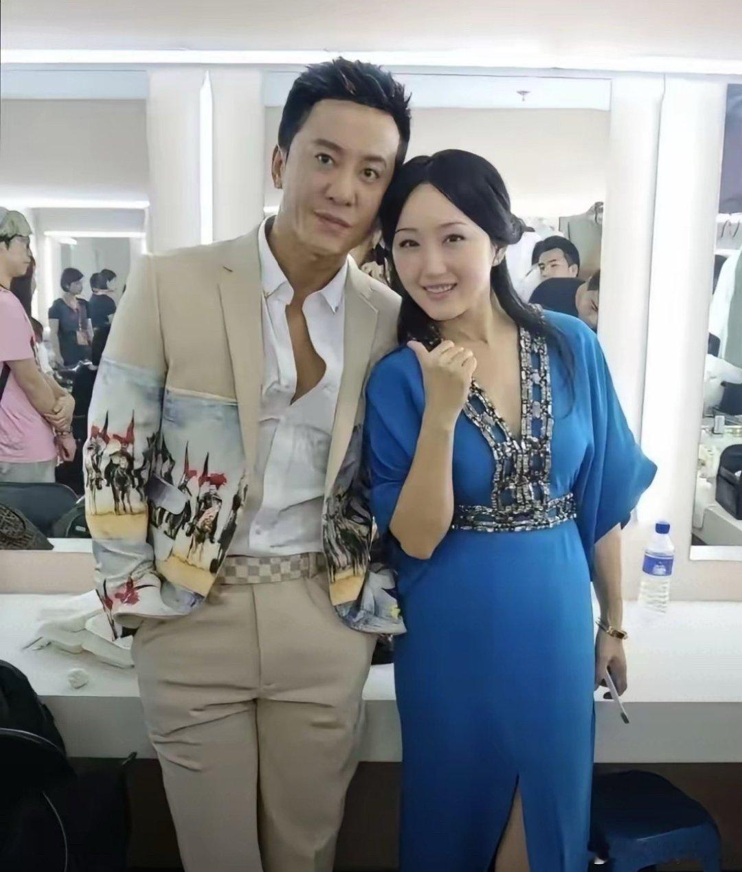 毛宁和杨钰莹合照，杨钰莹的肚子暴露年龄了。90年代的玉女。还是那么漂亮。
