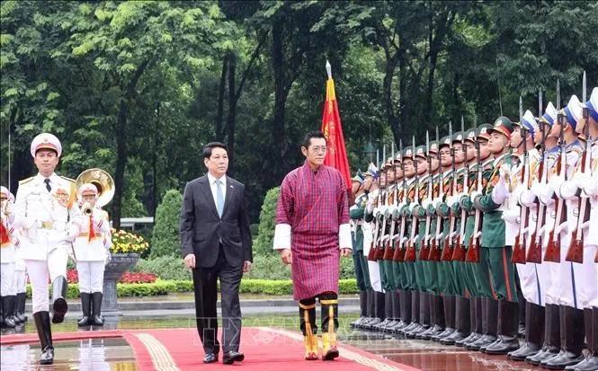 梁强主持仪式欢迎不丹国王与王后访问河内，从现场可以看到，不丹国王并没有西装革履，