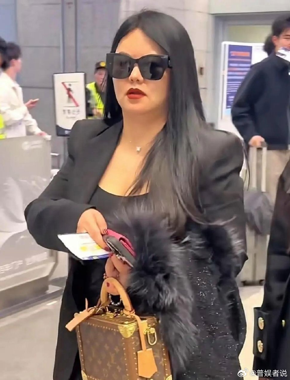 近日，李湘带着王诗龄和王岳伦现身机场时，工作人员十分尊敬的对李湘说：“您是两位吗