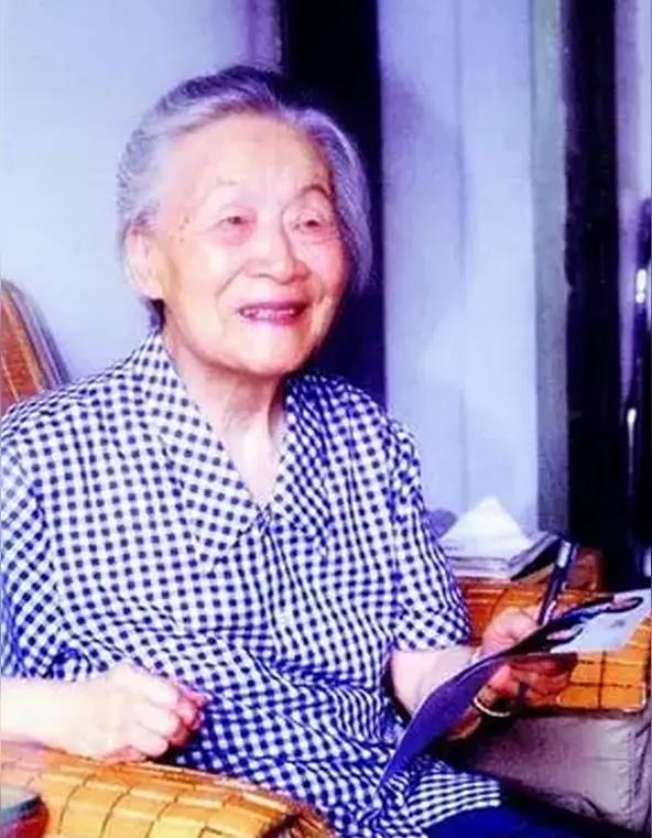 杨绛先生曾说：我们曾渴望命运的波澜，到最后才发现，人生最曼妙的风景，是内心的淡定