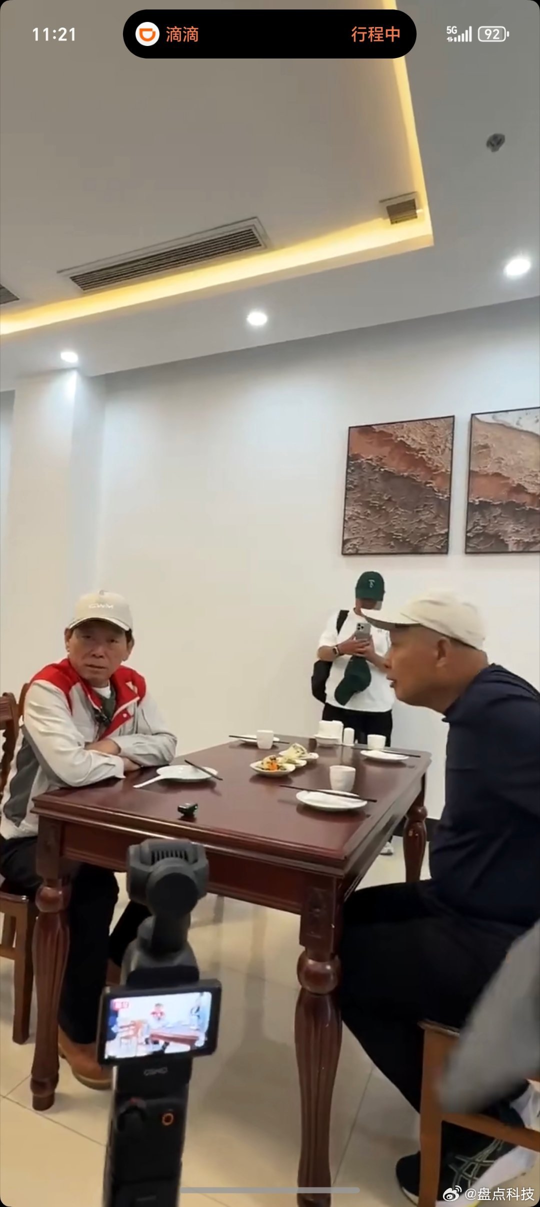 这两个顶流企业家终于同框了！前段时间于东来和魏建军在网上隔空喊话，没想到这么快就