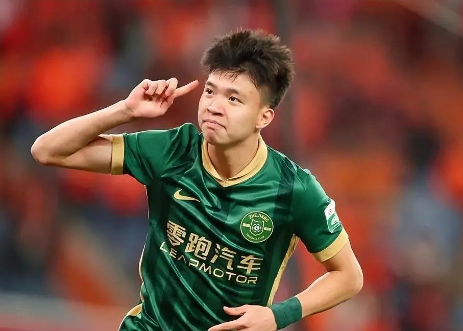 三个月前，U20亚洲杯上，山东泰山中场依木兰与浙江王钰栋并称“国青双子星”，精准
