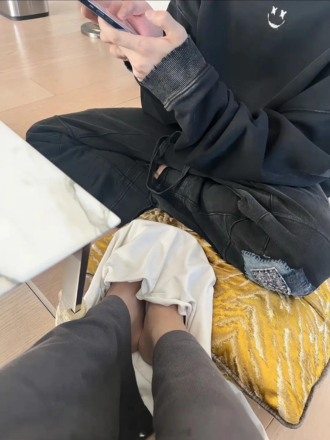 是床照同框衣服，关晓彤那身黑色卫衣2021年这真的有点超过了要么穿情侣装要么