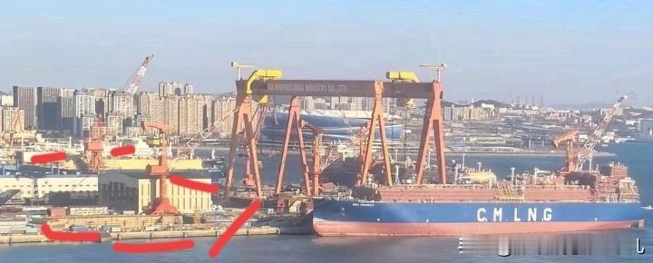 达利安最新动态，左边的LNG船直接撤走了可以大大方方看了【图片】昨天本来是吊