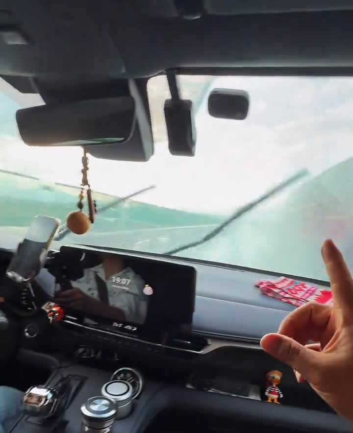 四驱版本的丰田赛那在高速像这种下雨的天气路面比较湿滑，它对车身的稳定性提升是非常