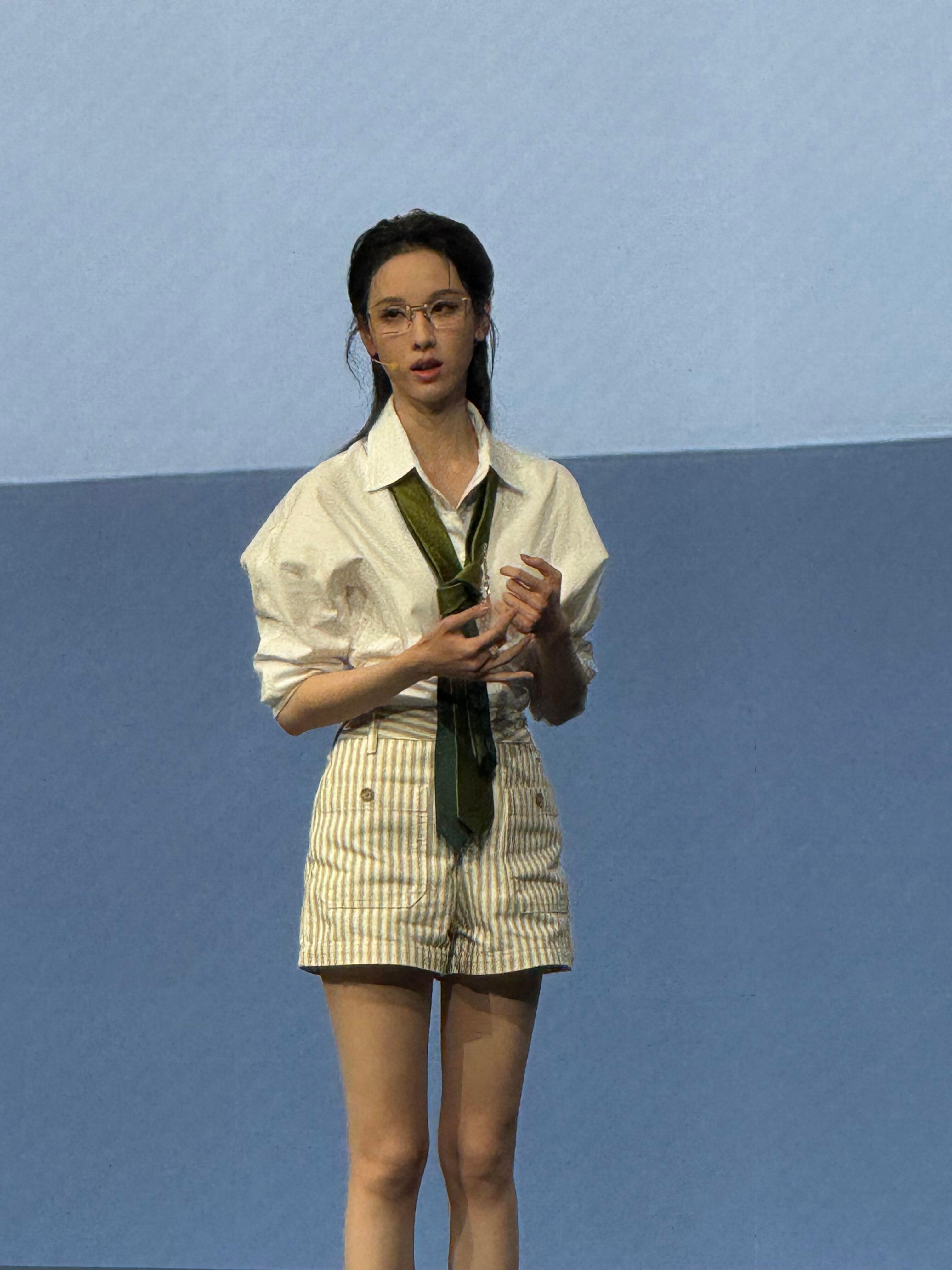 让陈都灵带眼镜的人真是天才