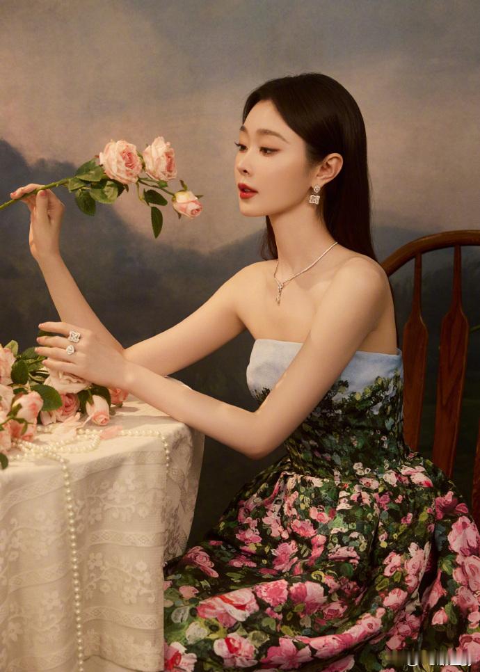 宋轶把繁花穿身上简直就是美的让人忍不住怦然心动，宋轶把繁花穿身上，太好看的