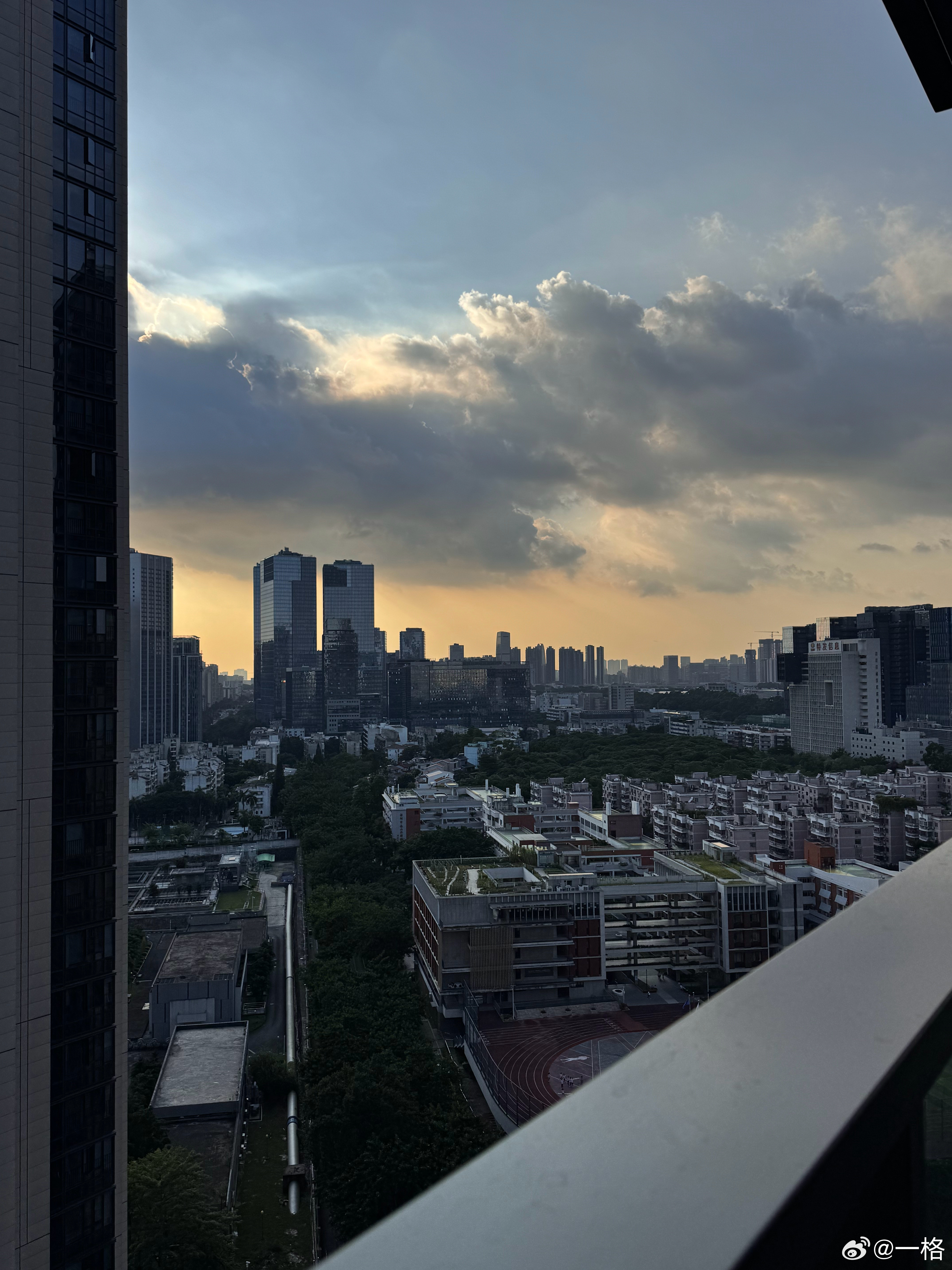姐妹终于邀请我来她家豪宅坐坐了，每天都能看到美丽夕阳，尊不错啊​​​