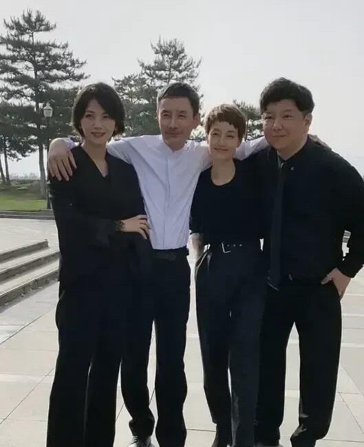 这张4位演员的同框中，我认出了中间的田小洁和马伊琍，说实话马伊琍的短发造型，真的