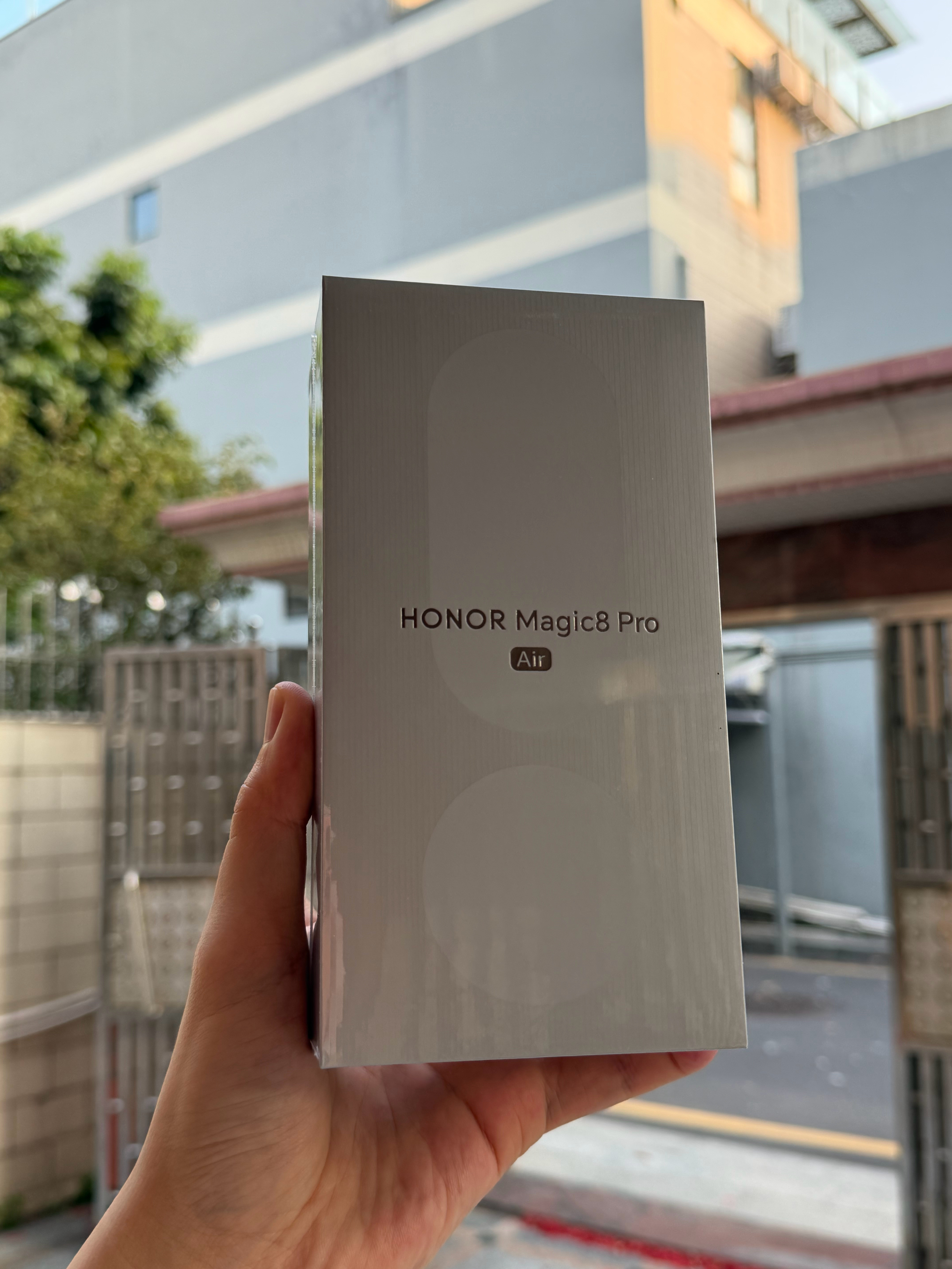 刚下楼拿快递，在草丛里捡到一台手机